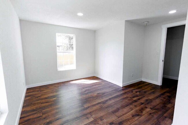 Building Photo - 146 Leroux St