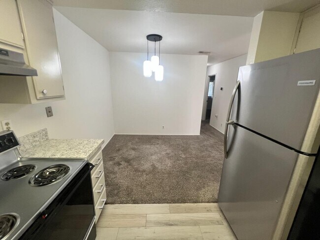 Building Photo - 1018 Cedar Gables Dr