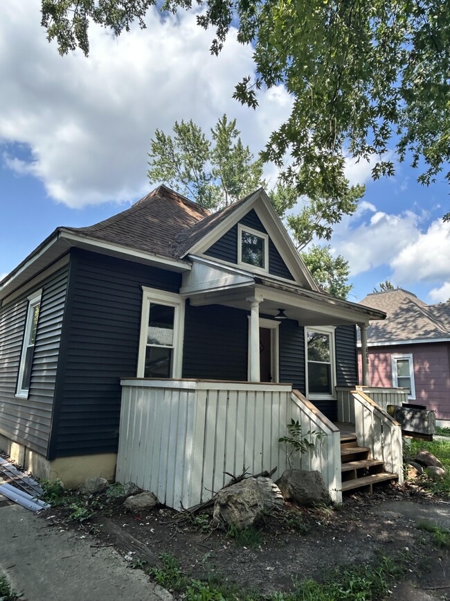 Building Photo - 808 E High St