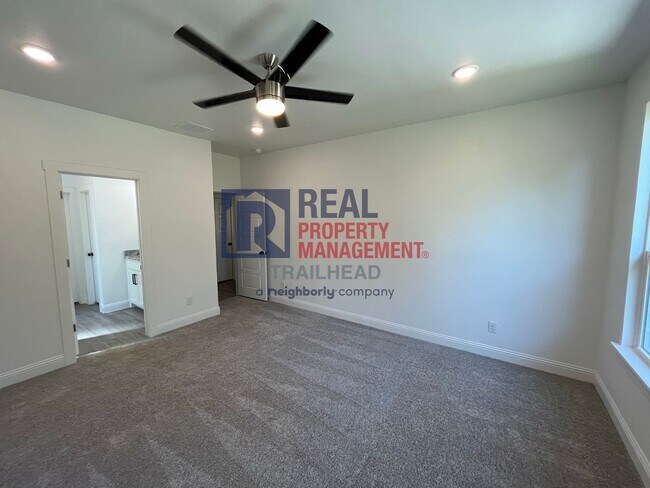 Building Photo - Stylish 3 Bed, 2 Bath Home in Gated Lakeside Community!