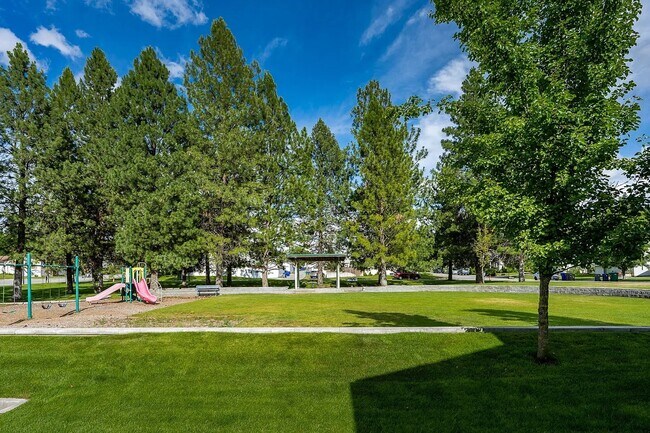 Building Photo - Modern 2 Bed, 1 Bath Condo near Dishman Hills!