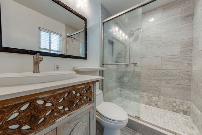 Building Photo - Updated 3-Bedroom Home! Modern Kitchen, Co...