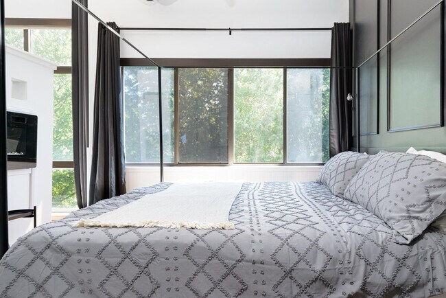 Building Photo - 700 N Graham St