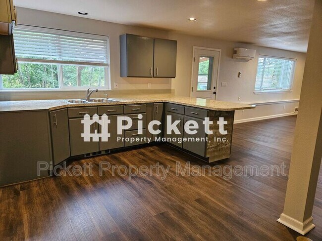 Building Photo - 290 Tahuyeh Pl W