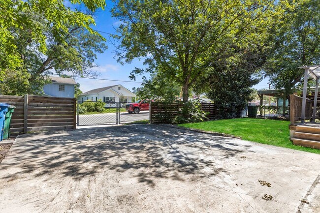Building Photo - Fully renovated home close to downtown