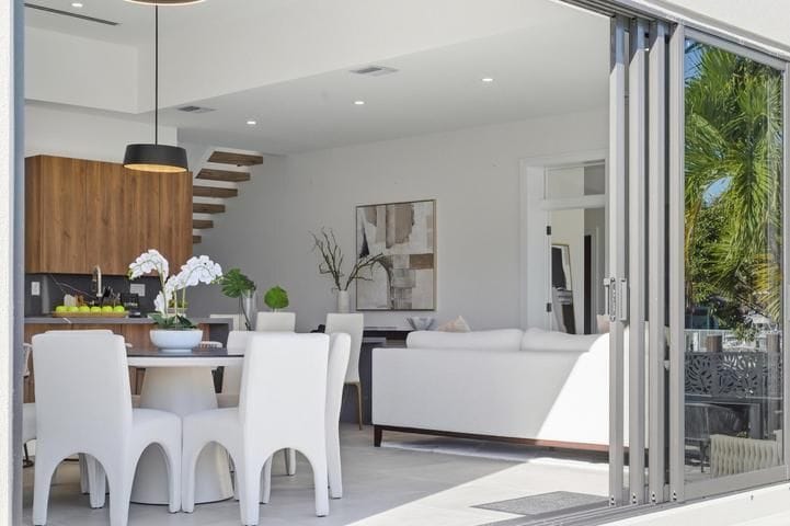 Building Photo - 1308 Avocado Isle
