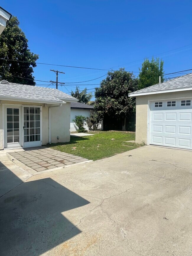Side and backyard - 6511 W 87th Pl