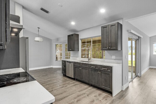 Building Photo - Stunning 3 Bed, 2 Bath Home in Vizcaya Estates