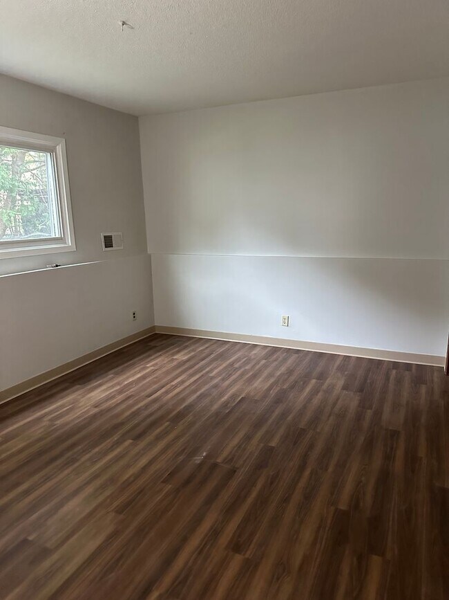 Building Photo - 1 bedroom 1 Bathroom Lower of Level Duplex...