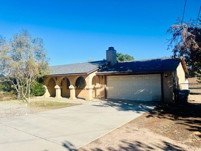 Primary Photo - 3 bedroom 2 bathroom Home in the City of Hesperia!