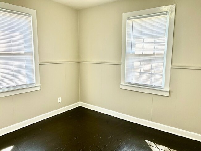 Building Photo - Spacious 2 bedroom home near Churchill Dow...