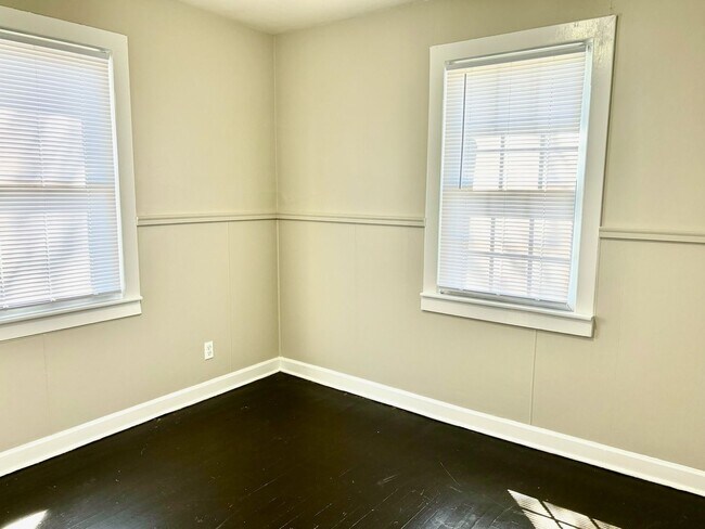 Building Photo - Spacious 2 bedroom home near Churchill Downs- Section 8 accepted