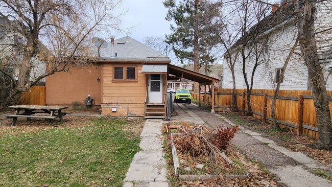 Building Photo - 405 E Spruce St