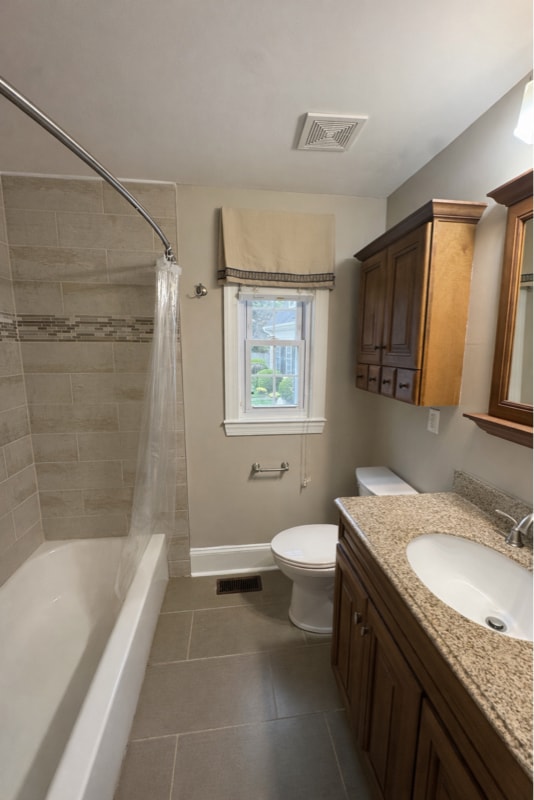 Building Photo - 1976 Lynnwood Dr