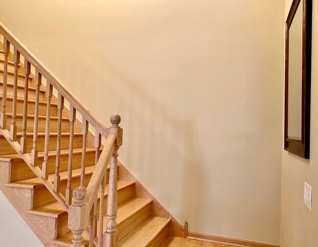 Building Photo - Magnificent 4 Bed / 4.5 Bath Elmhurst Home...