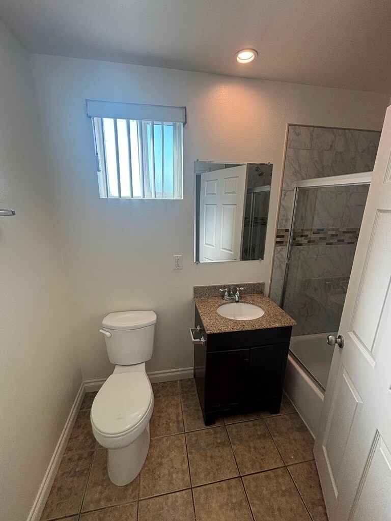 Building Photo - 430 E 118th St