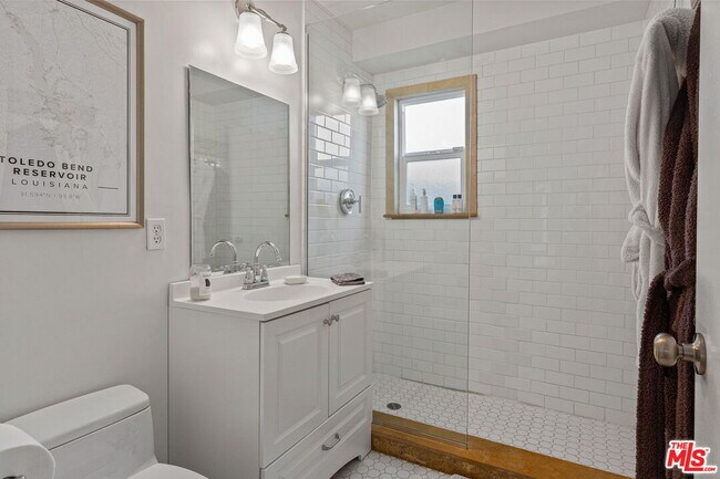 Building Photo - 1605 Cabrillo Ave