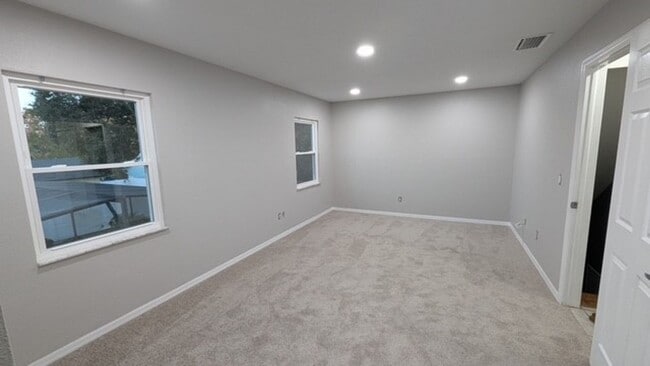 Building Photo - Beautiful Two-story home with Pool 3/2/2 car garage