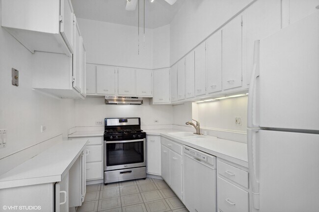 Building Photo - 545 W Belden Ave