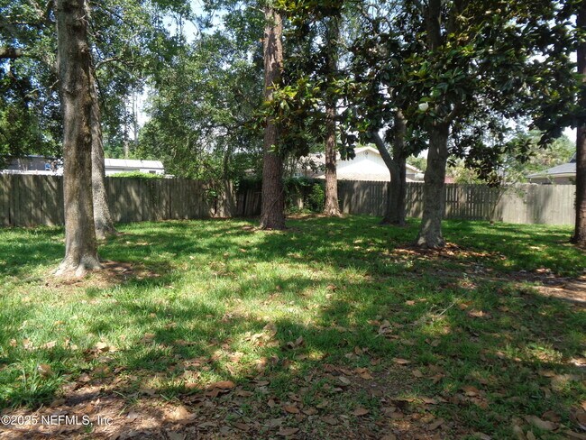 Building Photo - 812 Maplewood Ln