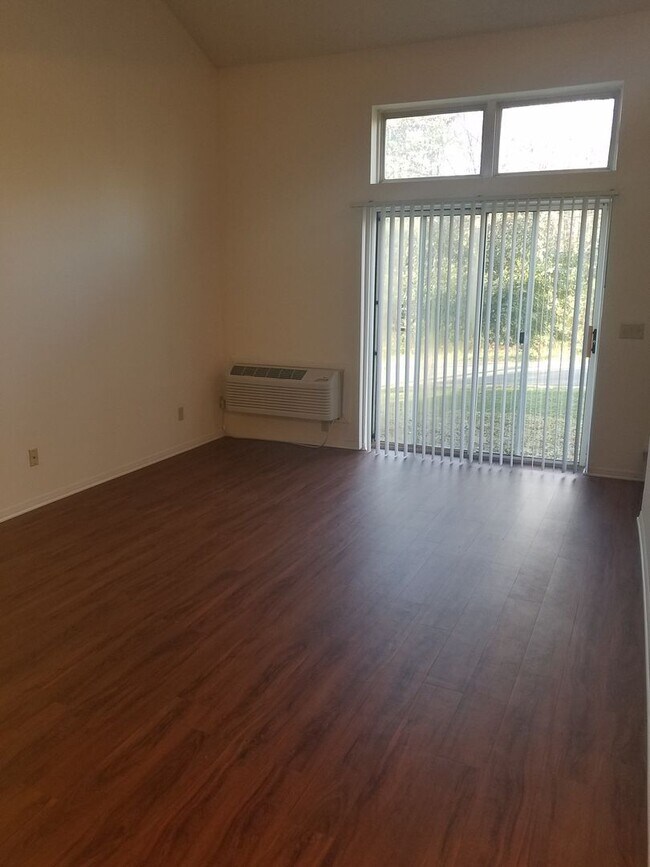 Building Photo - Great Arboretum location - lofted units - ...