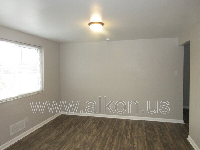 Building Photo - 1097 Roseanne Ave