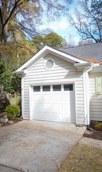 Building Photo - 3801 Lake Point Cir