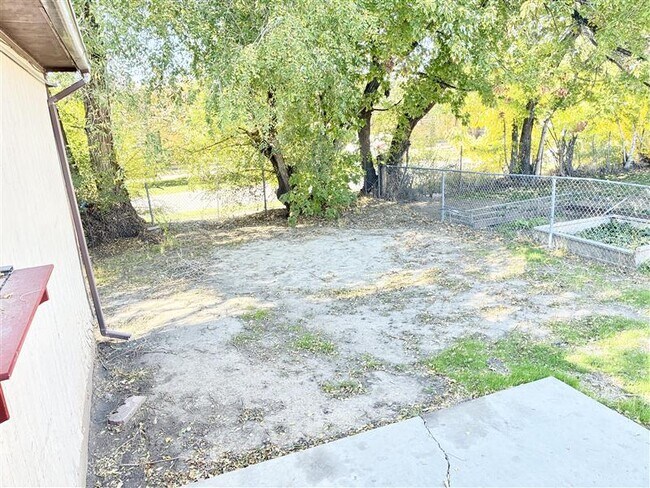 Building Photo - 631 N 120 E