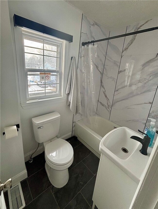 Building Photo - 420 W 5th St