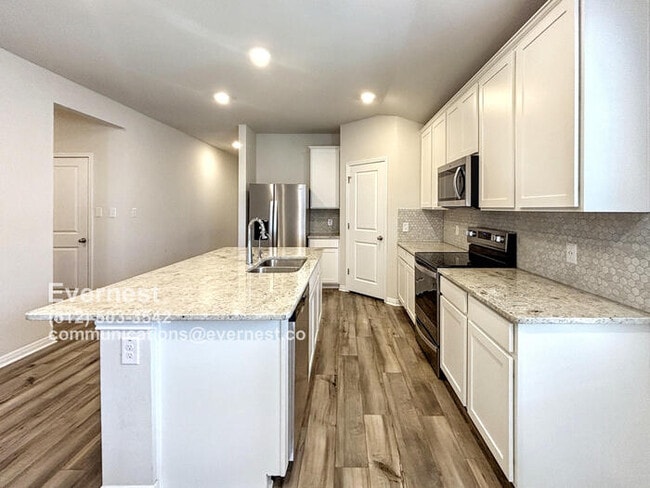 Building Photo - Spacious 4-Bedroom Home with Modern Comfor...