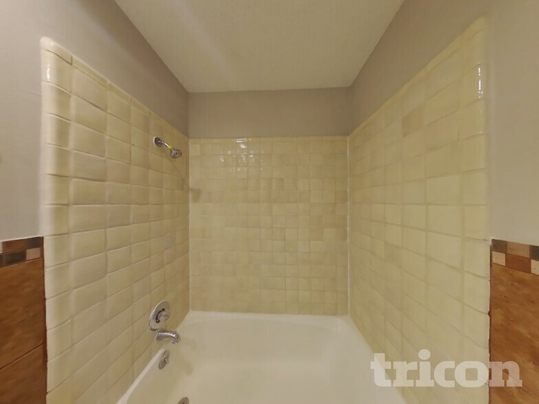 Building Photo - 9302 Points Edge