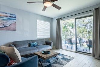 Building Photo - 650 Island Club Dr