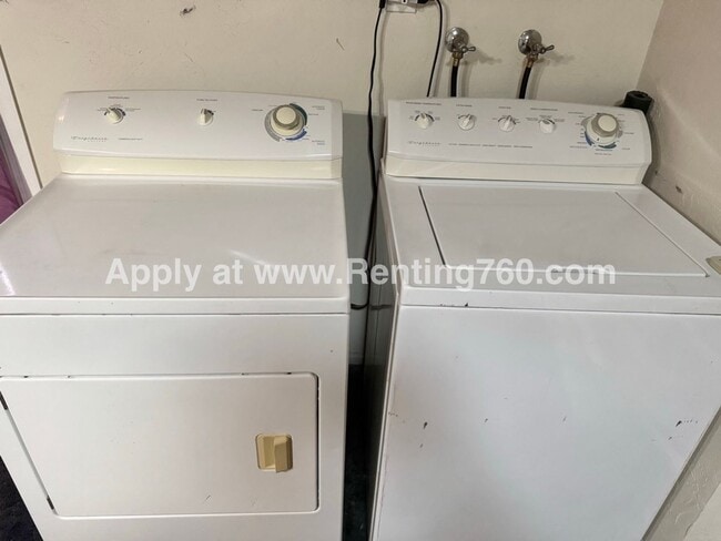 Building Photo - 2 Bed 1 Bath Home Near JT National Park