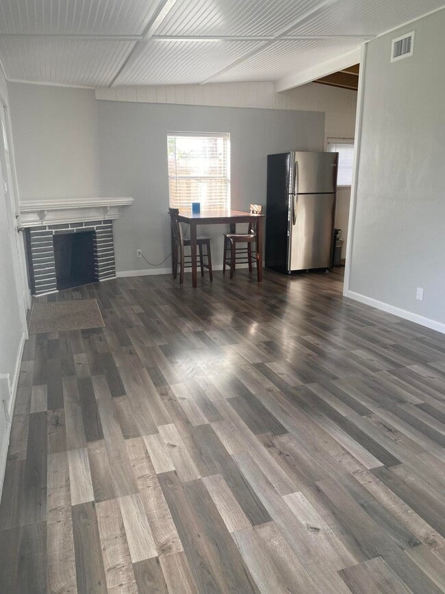 Building Photo - 109 E Hart St