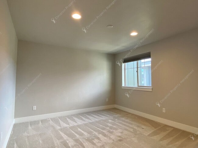 Building Photo - Newer 3BR - 2.5BA Home a Sought-After Redmond Community