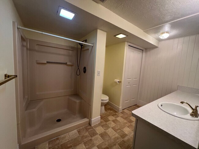 Building Photo - Spacious Family Home in Highland High School Area – Pocatello, ID!