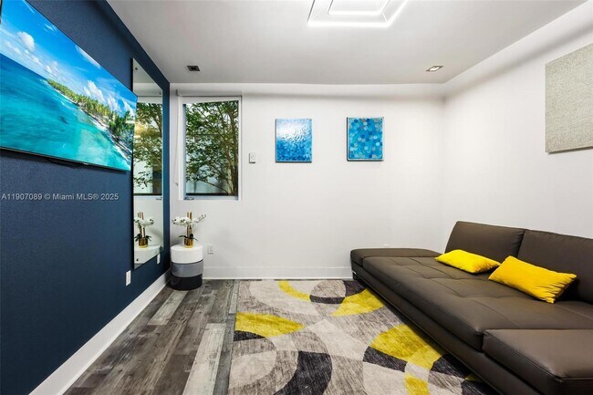 Building Photo - 300 Royal Plaza Dr