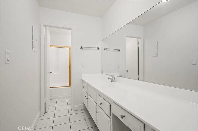 Building Photo - "Chic 1-Bed Retreat with Pool & Central Vacuum in Anaheim's Heart – 710 Sq Ft of Hardwood Elegance!"