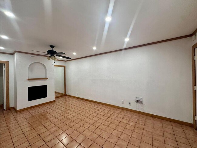 Building Photo - 505 W 7th St