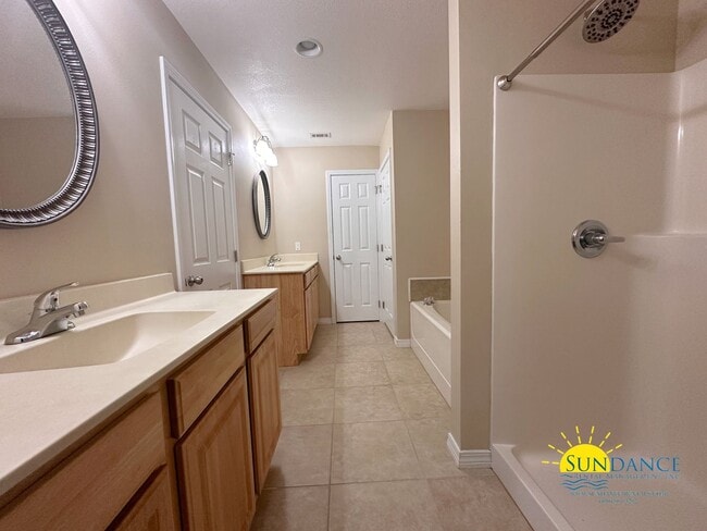 Building Photo - Gorgeous 3-Bedroom Home in Tranquil Navarre Neighborhood!