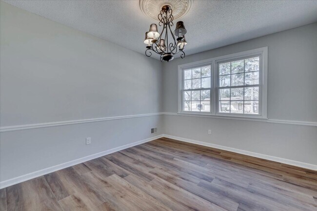 Building Photo - 3 Bed/2Bath home with garage, sunroom, and shed in Martinez