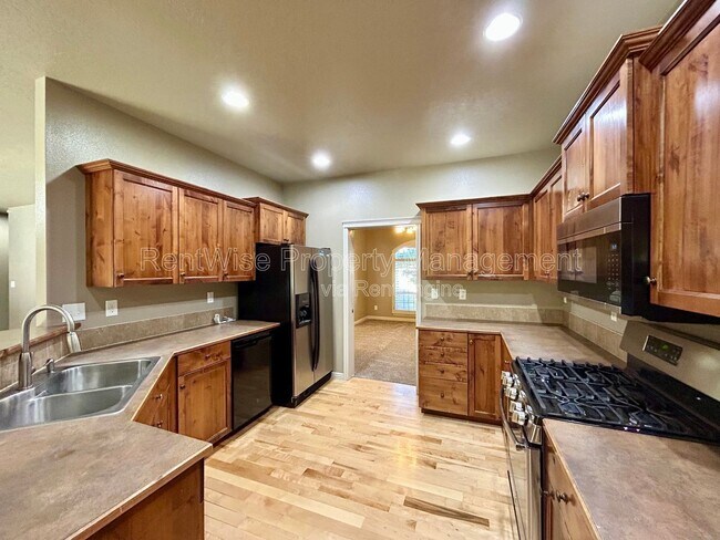 Building Photo - 2253 W los Flores Dr