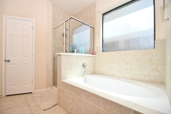 Building Photo - 5619 Drumlin Field Way
