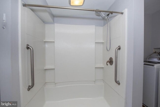 Building Photo - 106 S Maple Ave