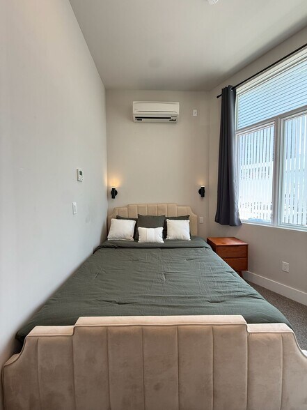Building Photo - Furnished room/NOT APARTMENT