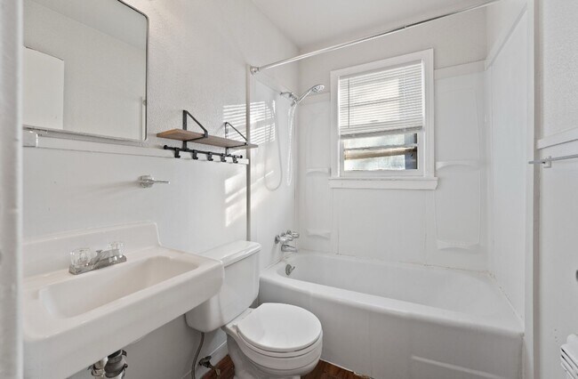 Building Photo - 1924 26th St