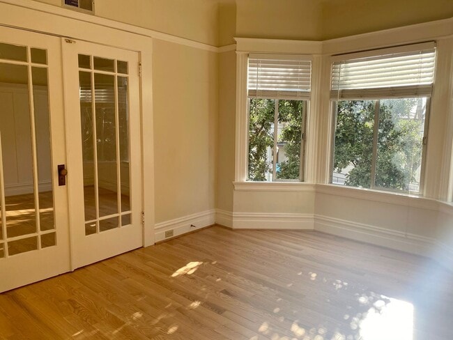 Building Photo - Renovated Top Floor 1BR/1BA. Dual-Pane Bay Windows. Backyard!