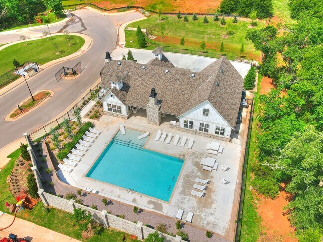 Building Photo - Luxury, Zero Maintenance Living in Edmond!