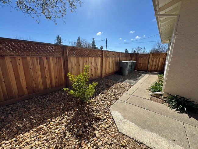 Building Photo - SINGLE STORY ROCKLIN HOME WITH 3 BED, 2 BA...