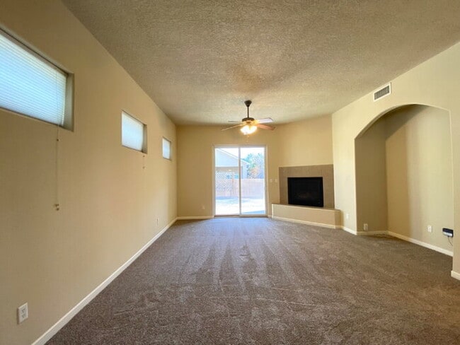 Building Photo - Spacious- 2 Living Rm/3BR/2Bath in Cabezon